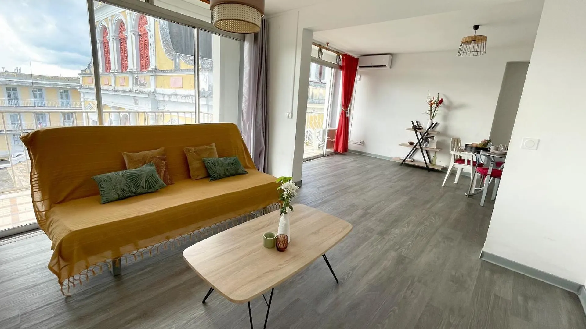 Appartement Grand Sejour Lumineux Avec Balcon & Vue Cathedrale à Pointe-à-Pitre